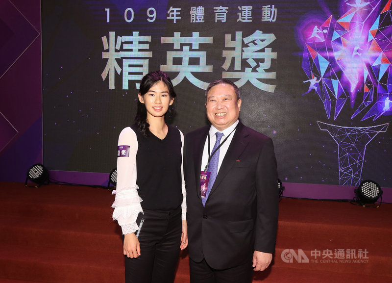 台灣女子100公尺跨欄史上第3傑、田徑聽障女將許樂(左)獲得109年體育運動精英獎最佳運動精神傑出獎肯定,18日頒獎典禮後與中華奧會主席林鴻道(右)合影留念。中央社記者張新偉攝 109年12月18日