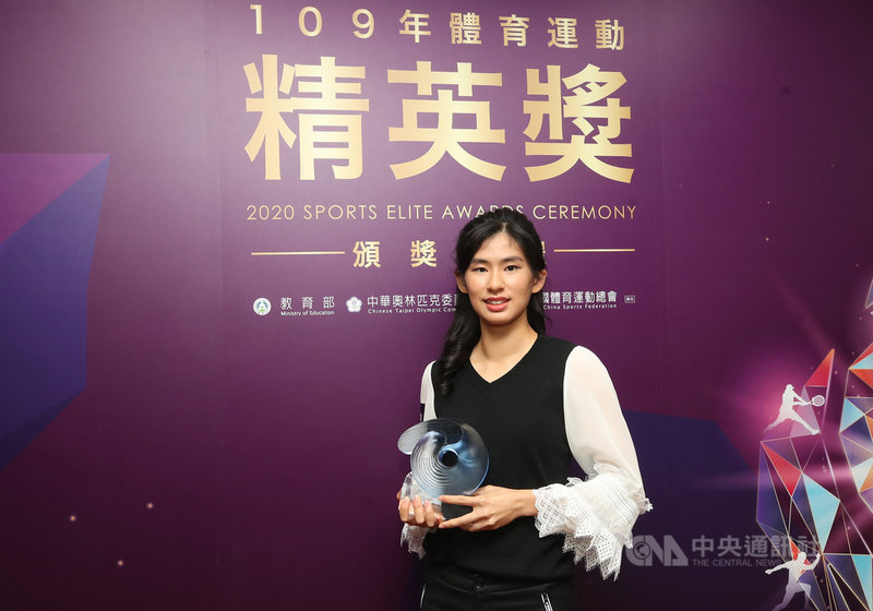 109年體育運動精英獎18日在台北公務人力發展學院福華國際文教會館舉行頒獎典禮,最佳運動精神傑出獎由聽障跨欄女將許樂獲獎。中央社記者張新偉攝 109年12月18日