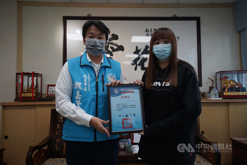 八仙塵爆傷友陳依欣(右)全身70%嚴重燒傷經過漫長復健後,去年回到職場,在花蓮市公所服務,她將薪資一點一點累積,18日捐贈給花蓮市公所慈愛基金,花蓮市長魏嘉賢(左)頒發感謝狀。中央社記者張祈攝 109年12月18日