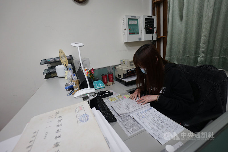 八仙塵爆傷友陳依欣全身70%嚴重燒傷經過漫長復健後,去年回到職場,在花蓮市公所服務,負責收發公文。中央社記者張祈攝 109年12月18日