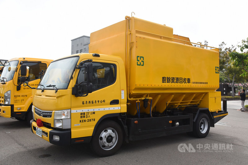 苗栗縣政府爭取環保署補助汰換老舊垃圾清潔車輛,18 日授車配發各鄉鎮公所,其中苗栗市申請訂製全國首輛大型廚餘回收車,槽體容量約達5.7公噸,透過自動升降裝置,可將廚餘桶抬升至槽體上方倒入回收槽,有助提升廚餘回收效能。(苗栗縣政府提供)中央社記者管瑞平傳真 109年12月18日