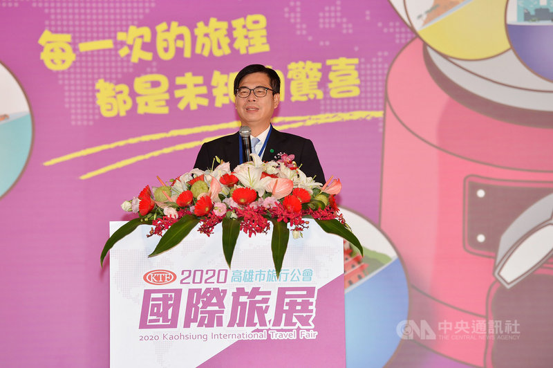 高雄市長陳其邁18日出席2020高雄國際旅展表示,後疫情時期的國旅蓬勃,可見疫情結束後,肯定會迎來國外的報復性旅遊,在此刻辦理旅遊展,是為高雄觀光旅宿超前部署。中央社記者董俊志攝 109年12月18日