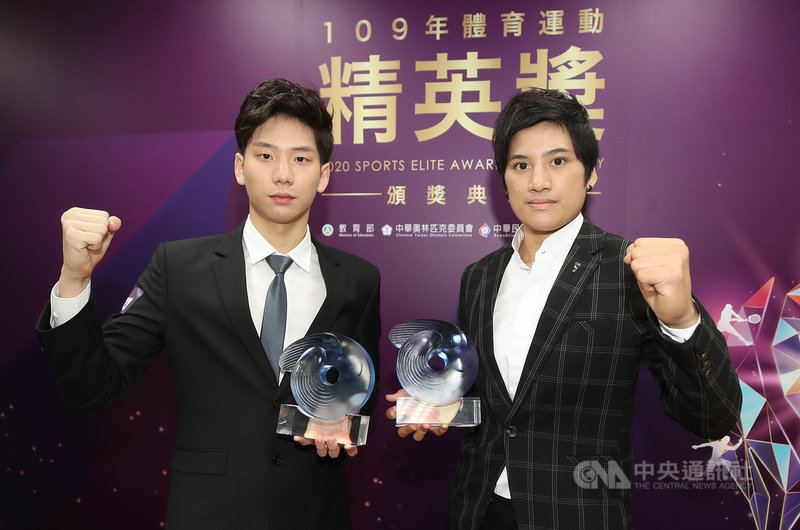 年僅18歲的游泳選手王冠閎(左)及女子世界拳后陳念琴(右),18日分別獲選109年體育運動精英獎最佳男、女運動員,兩人也是游泳與拳擊運動項目榮獲最佳運動員的第一人。中央社記者張新偉攝 109年12月18日