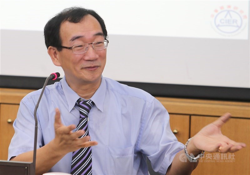 中經院副院長王健全表示,雖然台股從8000多點一路漲到萬三、萬四,需要居高思危,但確實有其支撐力道。(中央社檔案照片)