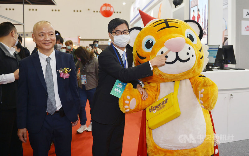 2020高雄國際旅展18日熱鬧登場,高雄市長陳其邁(右)表示,高雄38區山海河各有不同的景色,市府積極與觀光旅宿業配合,歡迎全台民眾來高雄旅遊。中央社記者董俊志攝 109年12月18日