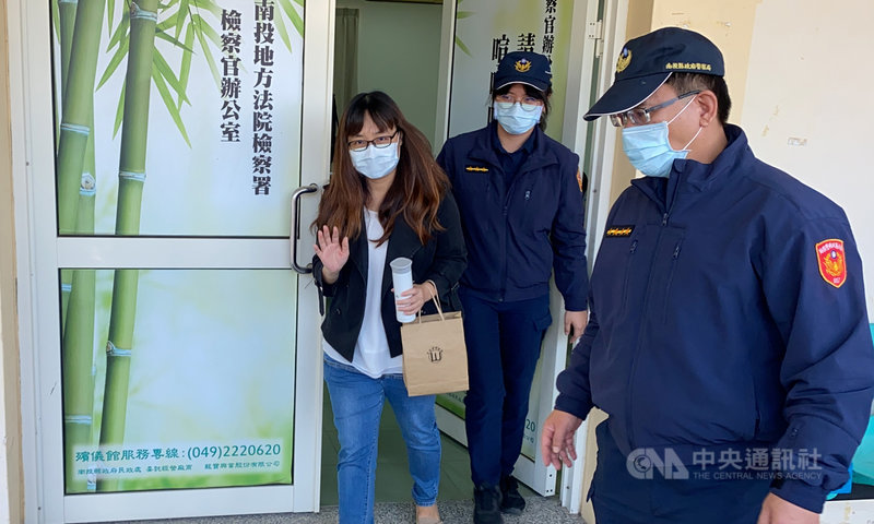 南投縣一名5歲女童13日疑遭60歲李姓男子在埔里鎮一家KTV附近猥褻,女童父母得知後毆打李男,李男16日傷重不治。為進一步釐清李男確切死因,檢察官會同法醫師18日到縣立南投殯儀館解剖李男遺體。中央社記者蕭博陽南投縣攝 109年12月18日