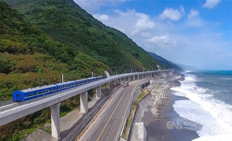 南迴藍皮列車由屏東枋寮發車到台東，從巴士海峽到太平洋左岸，所經南迴沿線山海風光盡收眼底。（中央社檔案照片）