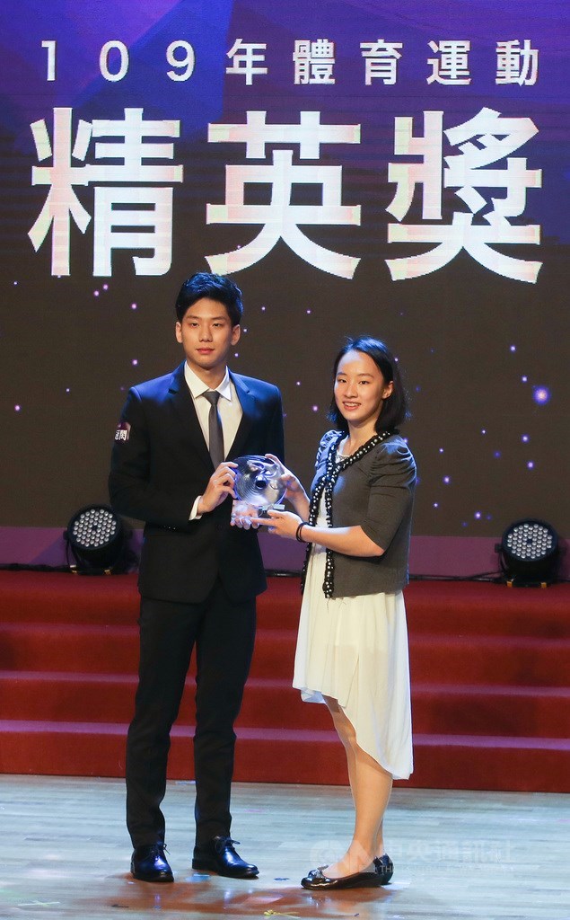 109年體育運動精英獎18日舉行頒獎典禮,去年拿到奧運女子體操參賽門票的小將「丁丁」丁華恬(右),拿下最佳新秀運動傑出獎,她笑說,被叫到上台領獎時,腦袋一片空白,準備好的感謝詞也忘了帶上去。中央社記者張新偉攝 109年12月18日