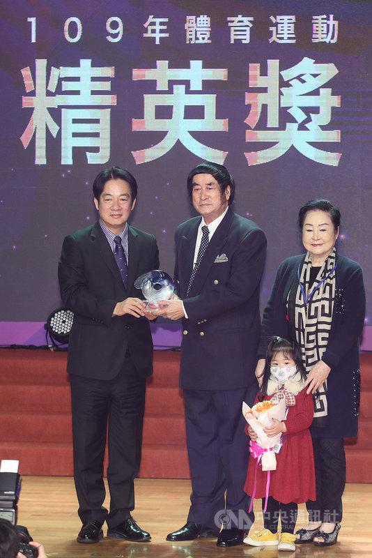 素有台灣體壇奧斯卡之稱的體育運動精英獎,18日在台北舉行109年度頒獎典禮,副總統賴清德(左)出席,頒發終身成就獎給射箭教練林圭璋(左2)。中央社記者張新偉攝 109年12月18日