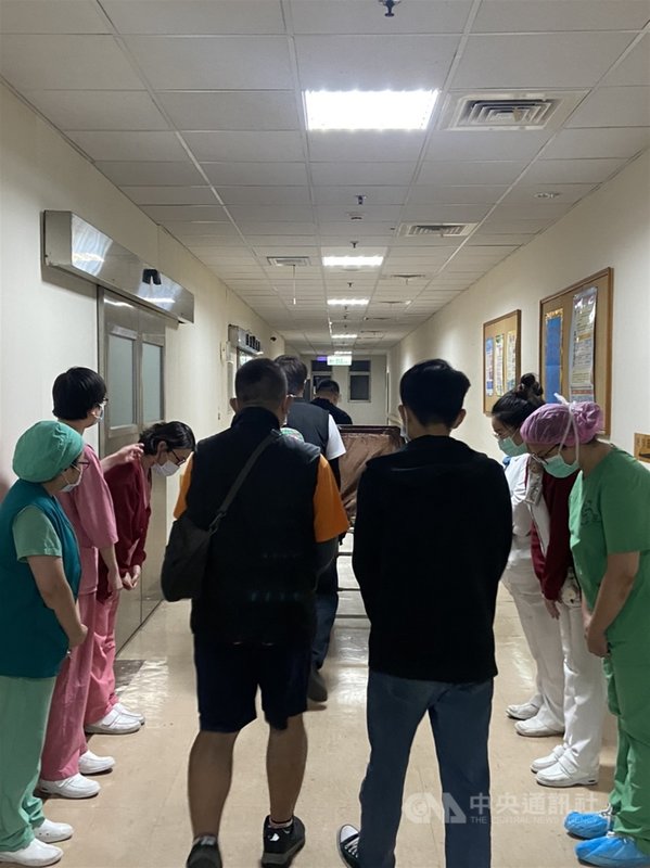 47歲康姓婦人罹患小腦萎縮症多年,因曾擔任護理師,深知器官捐贈意義,已簽署器捐同意書,17日晚上病逝後,在醫護團隊協助下捐出眼角膜,遺愛人間。(部立嘉義醫院提供)中央社記者黃國芳傳真 109年12月18日