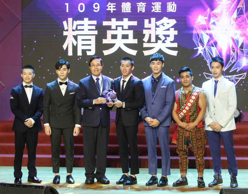 109年體育運動精英獎頒獎典禮18日在台北舉行,去年成功拿下台灣相隔55年後,首次體操男子成隊奧運門票的中華體操代表隊,獲頒最佳運動團隊傑出獎,當中排灣族體操好手游朝偉(右2)特別穿著族服上台領獎。中央社記者張新偉攝 109年12月18日