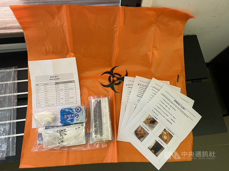 韓國防疫旅館都配有專用垃圾袋等日用品,及以韓、中、英、日文說明的垃圾處理方法,隔離期間產生的垃圾皆需裝入印有特殊標誌的橘色專用垃圾袋中,交由飯店人員統一處理。中央社記者廖禹揚首爾攝 109年12月19日