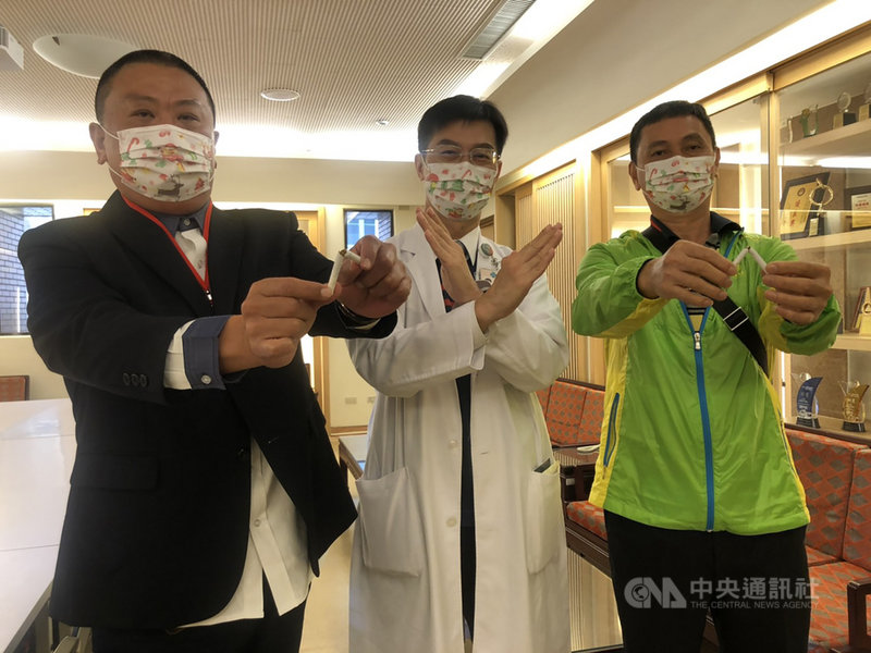 台中榮總2020好呷俱樂部19日登場,活動邁入第10屆,邀請食道癌病友出席暢談抗癌經驗,分享如何走過抗癌路,癌友齊聲呼籲應戒除菸酒檳榔,守護自身健康。中央社記者趙麗妍攝 109年12月19日