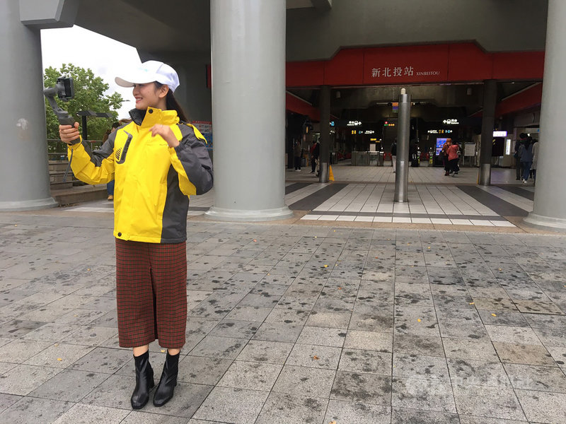 交通部觀光局19日起陸續舉辦3場旅遊直播,帶越南民眾去北投泡溫泉、台北信義商圈感受耶誕氣氛及大稻埕辦年貨。圖為越南籍導遊胡世辛(Ho Hong Hanh)在線上導覽北投各景點。(交通部觀光局駐胡志明市辦事處提供)中央社記者陳家倫大叻傳真 109年12月19日