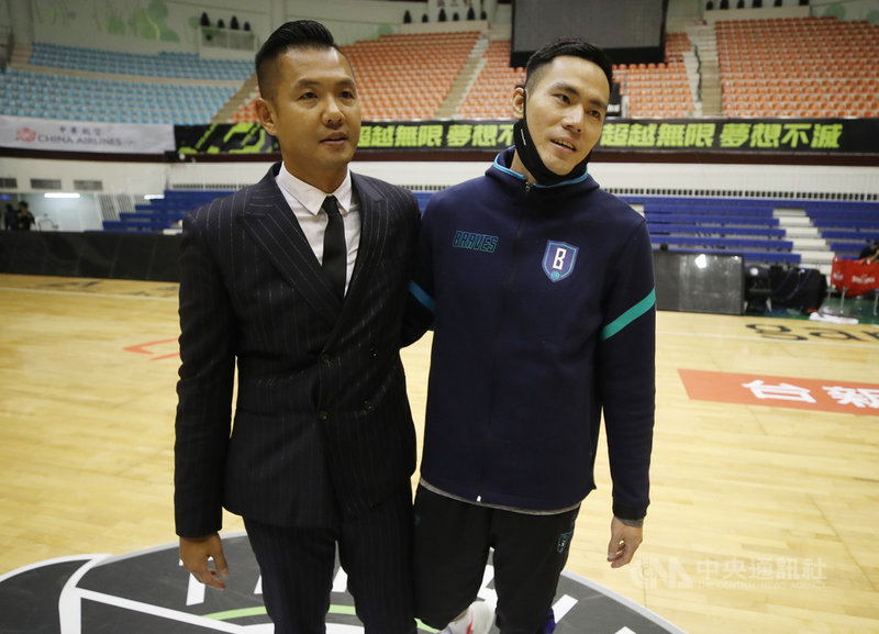 一手催生台灣職業籃球聯盟P. LEAGUE+的陳建州(左)19日在彰化迎來開幕戰,陳建州賽後特別上前擁抱台北富邦勇士球員張宗憲(右),陳建州說,張宗憲歷經許多低潮後回到球場,「今天的表現是最好的回應」,他也以張宗憲為傲。中央社記者張新偉攝 109年12月19日