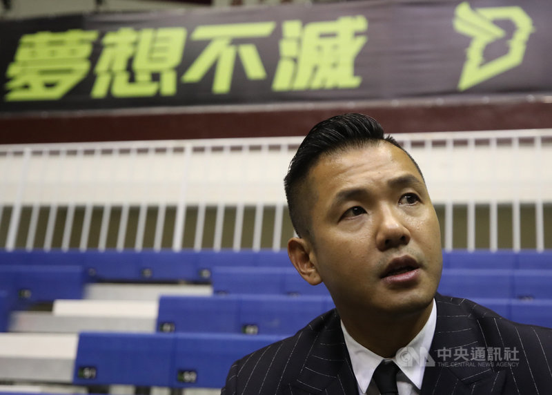 一手催生台灣職業籃球聯盟P. LEAGUE+的「黑人」陳建州,19日迎接開幕戰,他開場致詞語帶哽咽,賽後受訪表示,當時突然許多畫面湧上心頭,看到滿場球迷,忍不住掩面落淚。中央社記者張新偉攝 109年12月19日