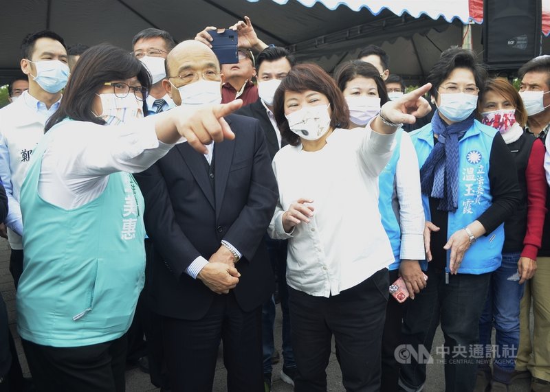 行政院長蘇貞昌(前左2)19日在嘉義市長黃敏惠(前左3)、民進黨立委王美惠(前左1)等人陪同下,聽取嘉義市西區國民運動中心規畫簡報。中央社記者蔡智明攝 109年12月19日
