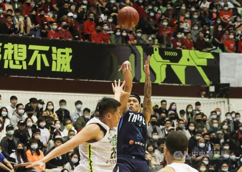 台灣職業籃球聯盟P. LEAGUE+(簡稱PLG)開幕戰19日在彰化縣立體育館火熱開打,台北富邦勇士隊張宗憲(藍衣)拿下全場最高34分,助隊以89比86勝出,收下歷史性首勝。中央社記者張新偉攝 109年12月19日