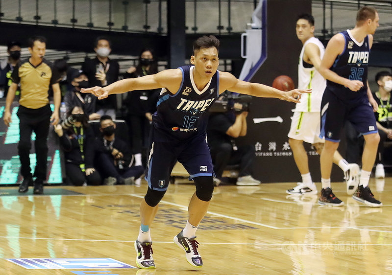 台灣職業籃球聯盟P. LEAGUE+台北富邦勇士隊19日在彰化開幕戰對上福爾摩沙台新夢想家隊,富邦勇士在決勝節靠著林志傑(中)關鍵2記三分球逆轉,收下歷史性首勝。中央社記者張新偉攝 109年12月19日