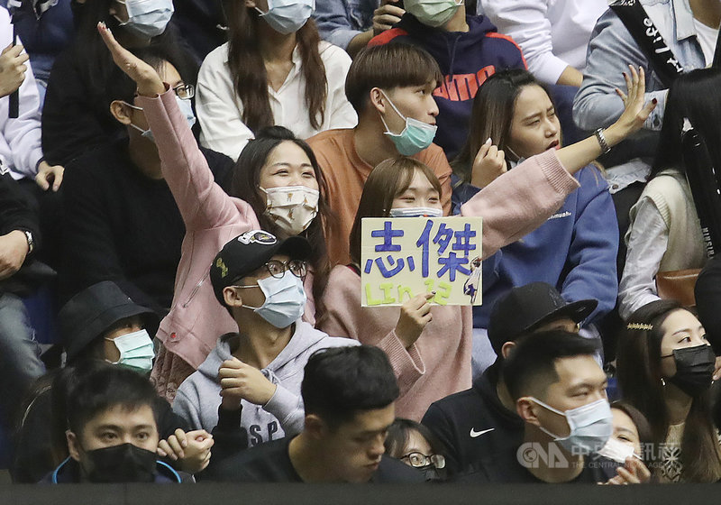 台灣職業籃球聯盟P. LEAGUE+新球季開幕戰19日在彰化登場,吸引超過6000名球迷到場相挺,台北富邦勇士球星林志傑的球迷在場邊高舉看板,為他加油打氣。中央社記者張新偉攝 109年12月19日