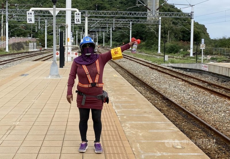 排灣族黃月春是南迴鐵路電氣化日班工程中唯一女性,擔任瞭望員,守護著上百工人的安全。中央社記者盧太城台東攝 109年12月19日