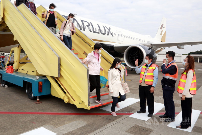 星宇航空推出「微旅行2.0 台北–台南雙城號」,19日啟航,讓國內旅行像極了出國,台南市長黃偉哲(右3)特別前往台南航空站迎接旅客。(台南市政府提供)中央社記者張榮祥台南傳真 109年12月19日