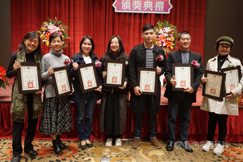 金門縣第17屆浯島文學獎頒獎典禮19日舉行,作家張姿慧(左4)和筆名「牧羊女」的楊筑君(右)分獲短篇小說和散文首獎,與其他獲獎者一同合影。中央社記者黃慧敏攝 109年12月19日