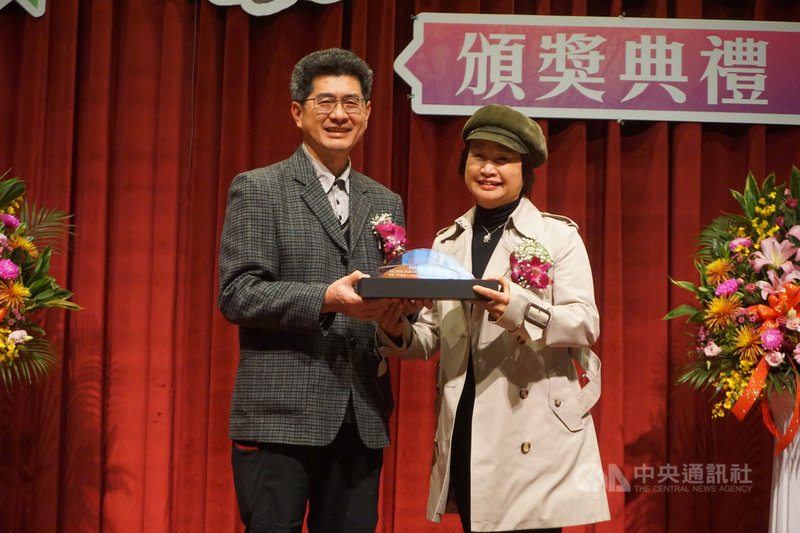 金門縣旅台作家楊筑君(右)筆名「牧羊女」,今年以散文作品「家書」和新詩「乾杯.不是酒」,分獲第17 屆浯島文學獎散文創作首獎及新詩佳作,19日開心接受金門縣副縣長黃怡凱(左)頒獎。中央社記者黃慧敏攝 109年12月19日