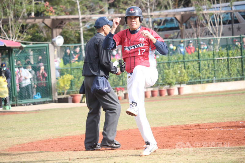 中職退役明星球員軟式棒球賽19日在龍潭棒球場舉行，昔日「四大天王」黃平洋、陳義信（右）上演投打對決，陳義信成功敲出安打，最後成功跑回本壘得分。中央社記者楊啟芳攝 109年12月19日