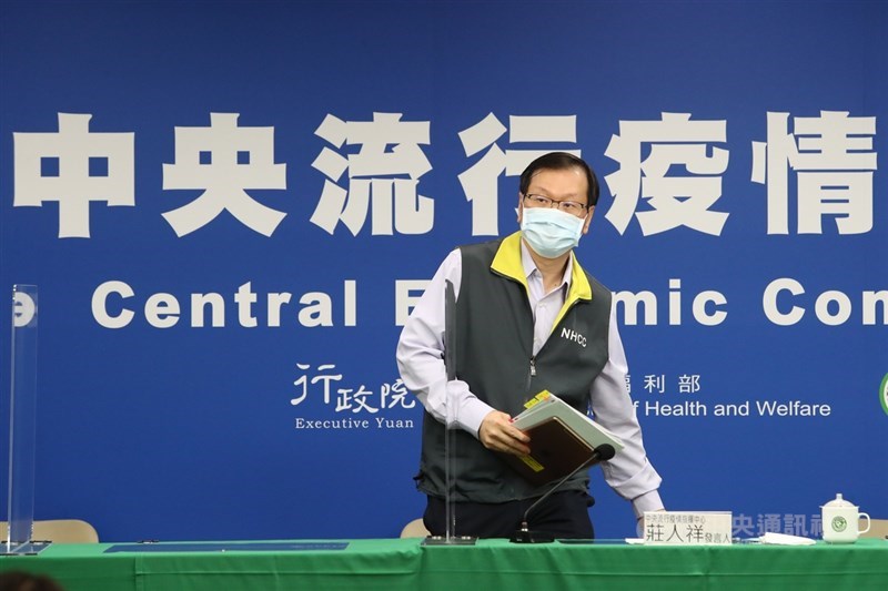 指揮中心發言人莊人祥19日說明最新疫情,宣布國內新增4例武漢肺炎境外移入確診病例,其中一名印度籍船員10月就入境台灣。中央社記者王騰毅攝 109年12月19日