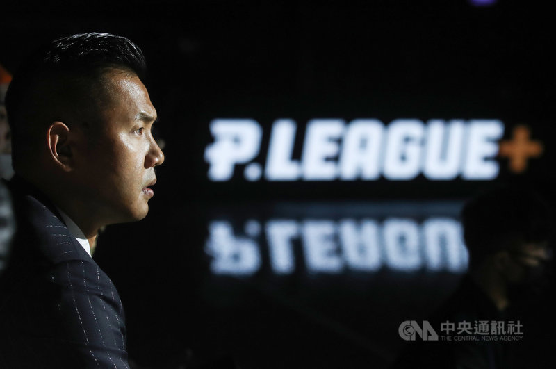 台灣職業籃球聯盟P. LEAGUE+(簡稱PLG)開幕戰19日在彰化縣立體育館開打,由福爾摩沙台新夢想家在主場出戰台北富邦勇士,聯盟執行長陳建州在場邊關注活動進行。中央社記者張新偉攝 109年12月19日