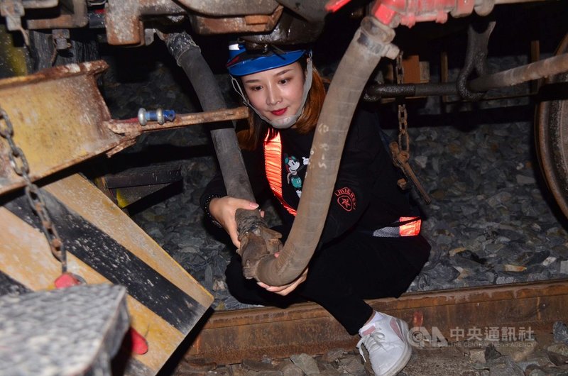 來自中國大陸的余婷是南迴鐵路電氣化夜班工程中唯一女性,擔任工程車指揮員,必須確保工程車百分百安全後才會放行,不容絲毫錯誤。中央社記者盧太城台東攝 109年12月19日