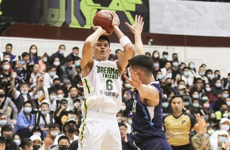 台灣職籃聯盟P. LEAGUE+開幕戰19日在彰化縣立體育館火熱開打,由福爾摩沙台新夢想家在主場迎戰台北富邦勇士,夢想家楊敬敏(白衣)拿下30分、6籃板,可惜決勝節被富邦勇士逆轉,以86比89吞敗,無緣在主場搶下首勝。中央社記者張新偉攝 109年12月19日