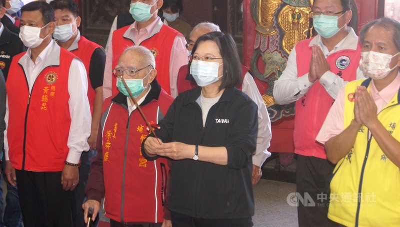總統蔡英文（中）19日上午前往南投縣埔里鎮參拜恆吉宮，向媽祖祈求庇佑台灣度過疫情。中央社記者吳哲豪彰化攝  109年12月19日