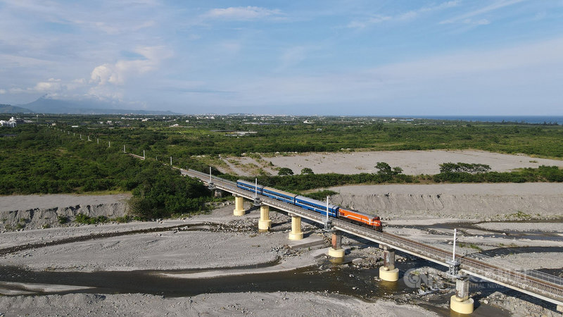 環島鐵路電氣化最後一哩路南迴鐵路電氣化走了40年,下一個里程碑是建構快鐵的雙軌化,但南迴鐵路因貫穿中央山脈南段,有許多路段地質脆弱,從台東古莊至金崙的24公里長就有24個隧道都是單軌,工程困難度很高。(鐵道迷老侯提供)中央社記者盧太城台東傳真 109年12月19日