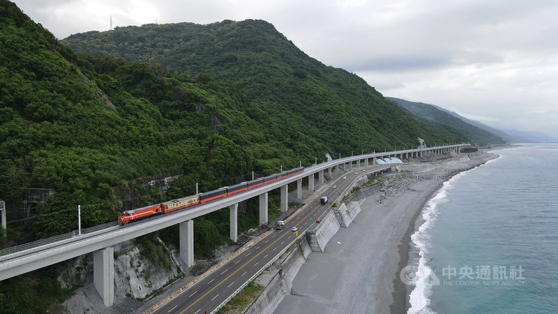 南迴鐵路電氣化完工,代表全台環島鐵路全線固定班次列車都改用電力,不再行駛燃油列車。圖為今年5月完工的南迴線多良段臨海新路段。(鐵道迷老侯提供)中央社記者盧太城台東傳真 109年12月19日