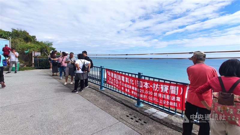 台東南迴鄉鎮最近密集宣導南迴鐵路電氣化的危險性,包括多良火車站等多處都掛上宣導布條,提醒民眾高壓電危險,這個宣導慢了西部40年。中央社記者盧太城台東攝 109年12月19日