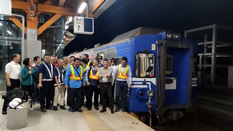 環島鐵路電氣化最後一哩路走了40年,即將在12月23日通車,從10月1日電聯車首次穿越中央山脈南端從台東到屏東,寫下歷史的一刻。(中央社檔案照片)