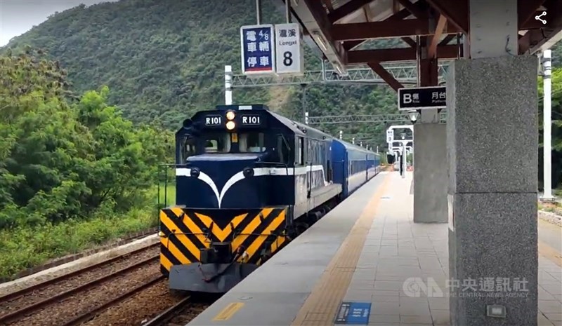 台鐵唯一普快列車屏東枋寮至台東間的藍皮列車，隨著南迴鐵路電氣化通車，將於12月23日走入歷史。（中央社檔案照片）