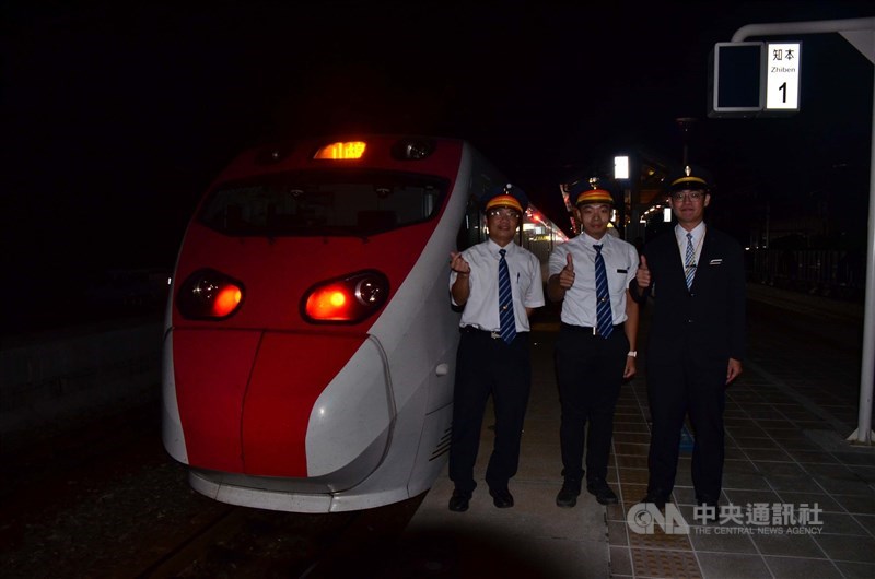 環島鐵路電氣化最後一哩路枋寮至知本將在12月底通車,鐵道局10月31日晚間至11月1日清晨密集試車,普悠瑪號列車緩緩地進入台東知本火車站,鐵道局工程人員開心地互相道賀,並與普悠瑪列車合照留下歷史性的一刻。(中央社檔案照片)