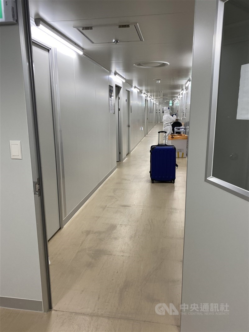 設置於仁川機場鄰近地區的臨時隔離設施,每層樓都有十多間負壓隔離室,以雙層門確保室內空氣不會向外排出。中央社記者廖禹揚首爾攝 109年12月19日