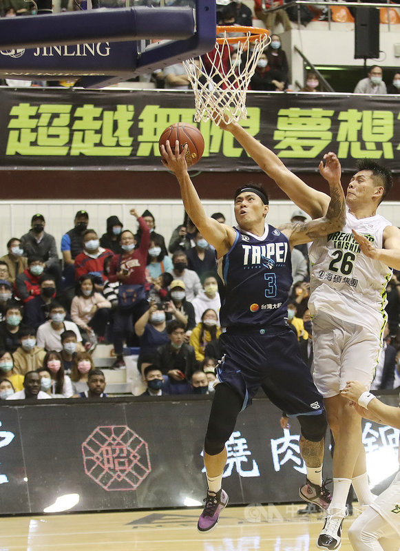 台灣職業籃球聯盟P. LEAGUE+ 球季開幕戰19日在彰化點燃戰火,台北富邦勇士首戰迎戰台新夢想家,富邦張宗憲(左)拿下全場最高34分,幫助球隊收下歷史性首勝。中央社記者張新偉攝 109年12月19日