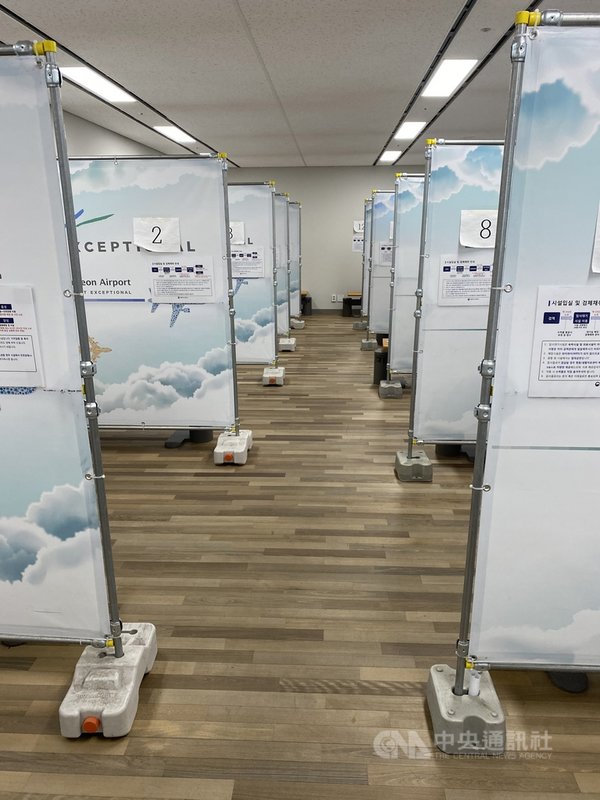 入境韓國時出現武漢肺炎疑似症狀旅客,需在機場隔離至採檢結果出爐,圖為等候分配隔離設施時專用休息室,內部以鐵架及印有仁川機場字樣的帆布隔間。中央社記者廖禹揚首爾攝 109年12月19日