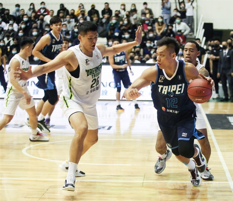 台灣職業籃球聯盟P. LEAGUE+(簡稱PLG)開幕戰19日在彰化縣立體育館開打,台北富邦勇士隊林志傑(前右)全場拿下12分,決勝節關鍵2記三分球助隊逆轉勝。中央社記者張新偉攝 109年12月19日