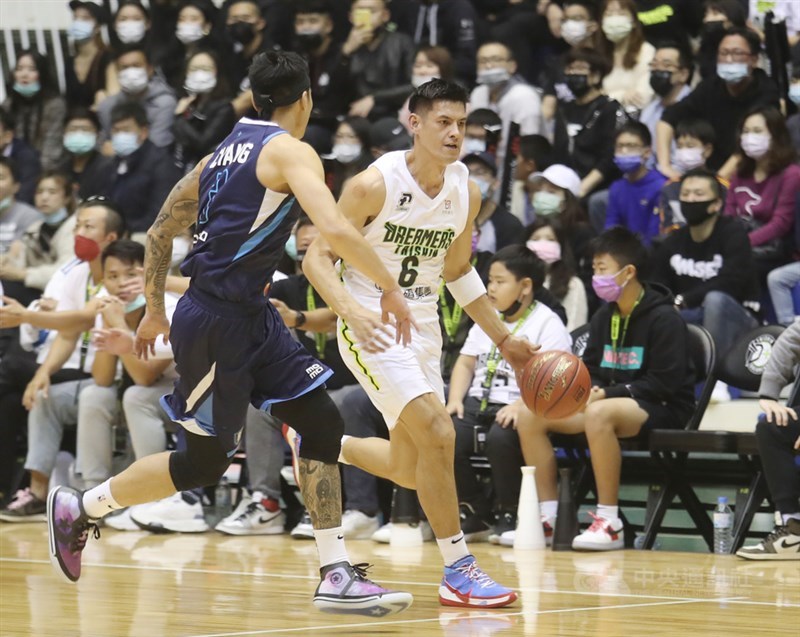 台灣職業籃球聯盟P. LEAGUE+開幕戰19日彰化登場,福爾摩沙台新夢想家楊敬敏(白衣)助隊拿下30分。面對職籃場上增添不少娛樂成分,他認為,球迷進場想看球員好表現,球員也可以跟球迷互動、做些動作,他也呼籲球迷不要太害羞,「大家可以成為一體」。中央社記者張新偉攝 109年12月19日
