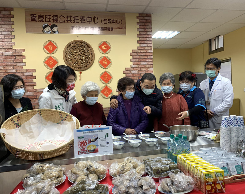 新北市長侯友宜(右4)19日主持貢寮旺福公共托老中心開幕儀式,與長者一同品嚐精心設計、適合長者食用的湯圓。中央社記者沈佩瑤攝 109年12月19日