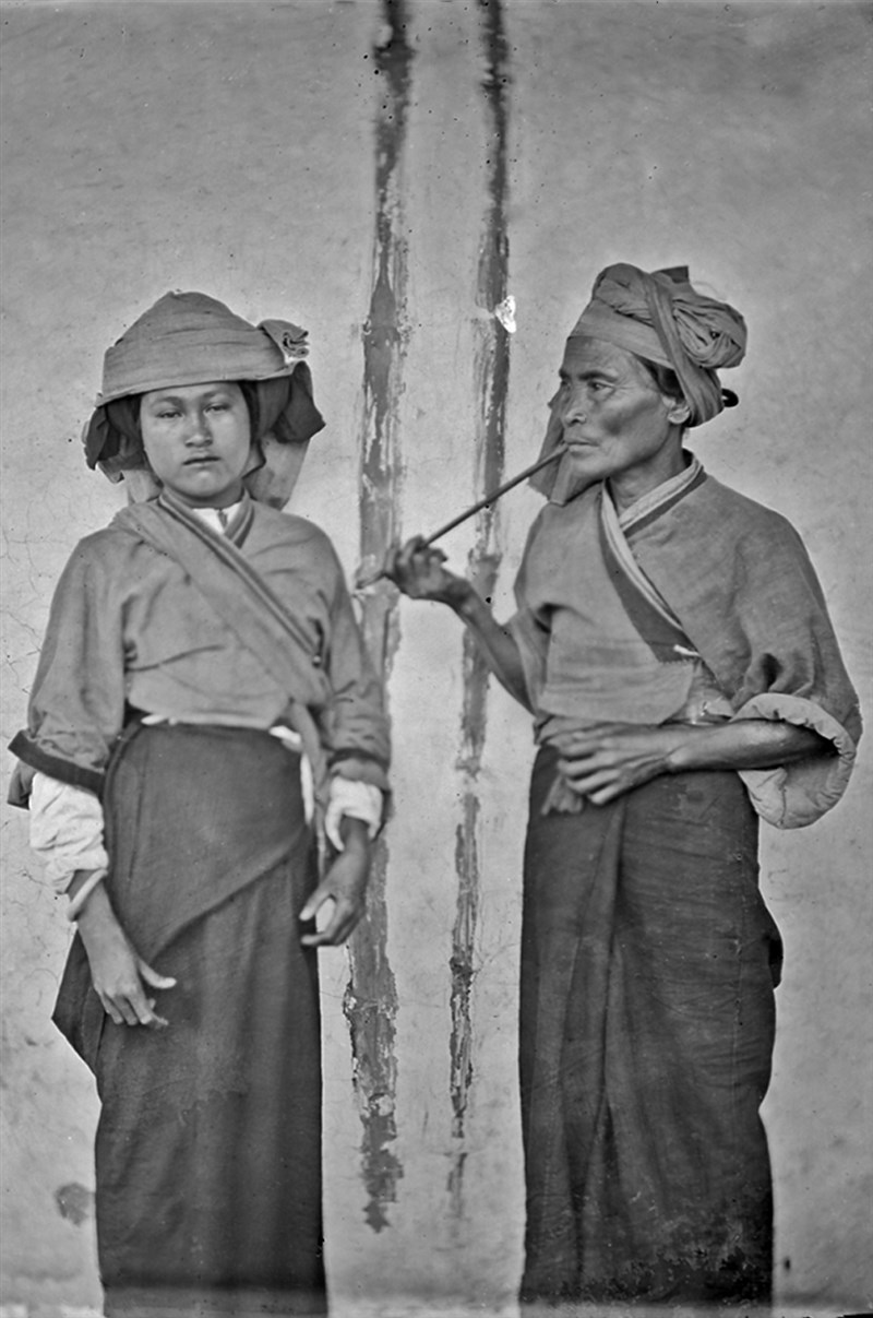 木柵少女與老婦人。圖為現今的內門區木柵教會。(圖片提供:Courtesy of Wellcome Library and Michael Gray)