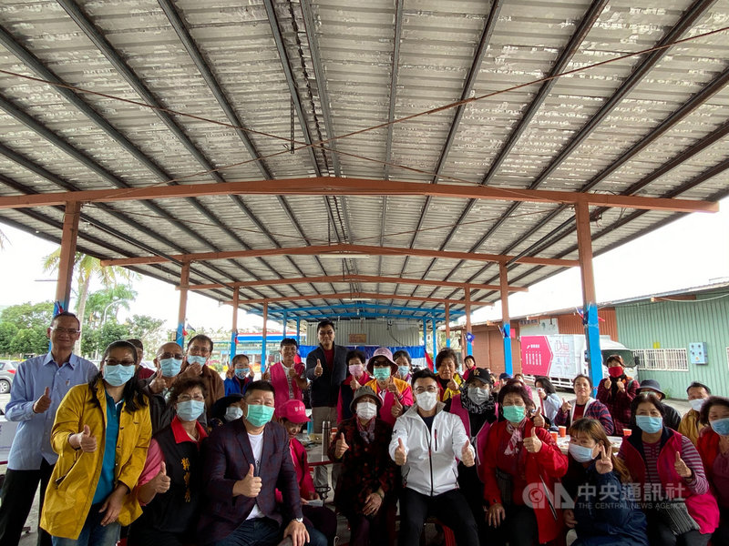 國民黨主席江啟臣（中右，白衣）20日到花蓮參加黨慶活動，他上午先到新城鄉黨部慰勞志工，並與志工們一起合影。中央社記者李先鳳攝　109年12月20日