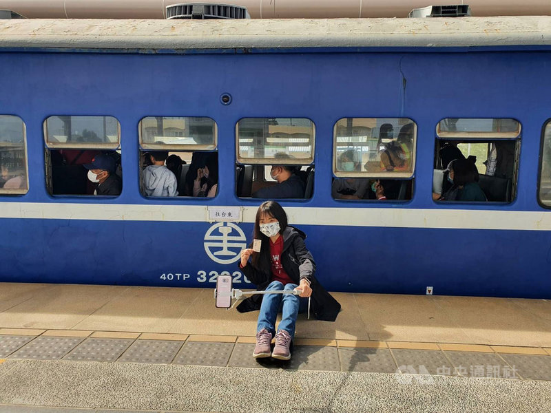 南迴線唯一的普快藍皮列車將於23日停駛,20日吸引大批民眾搶搭,並在藍皮列車前合影留念。中央社記者郭芷瑄攝 109年12月20日