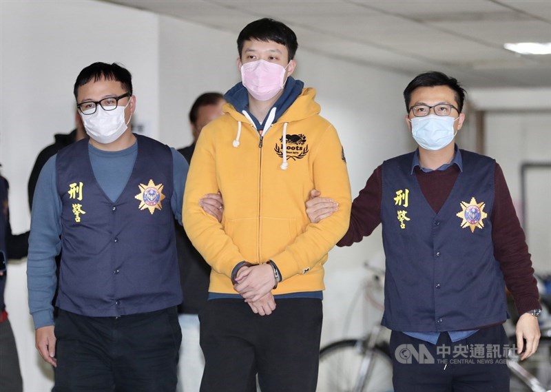 職業籃球員譚傑龍遭色情詐騙集團設局側錄不雅影片並被恐嚇,刑事局19日帶回涉嫌架設色情網站的余姓男子(中)等2名嫌犯,檢方20日訊後向法院聲押。(中央社檔案照片)